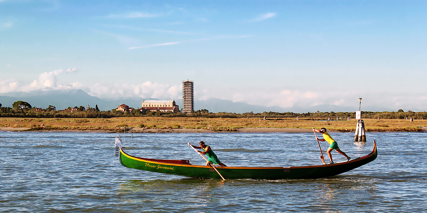 076_Burano_Vogatori davanti a Torcello.jpg